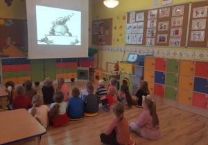 Dzieci oglądają bajkę "Kropka, historia Vashti".